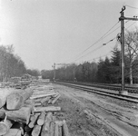 857302 Gezicht op de spoorlijn bij Hulshorst, met links de houtopslagplaats op de losweg.